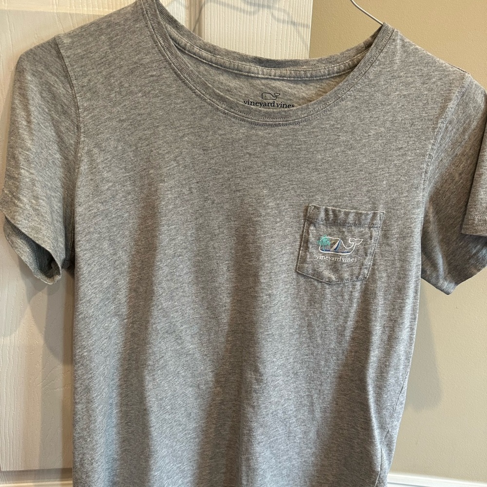 Women’s Vineyard Vines tshirt.